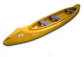 Velmi stabilní loď se širším dnem pro 3 osoby, lze přidat pěnovou sedačku pro dítě.